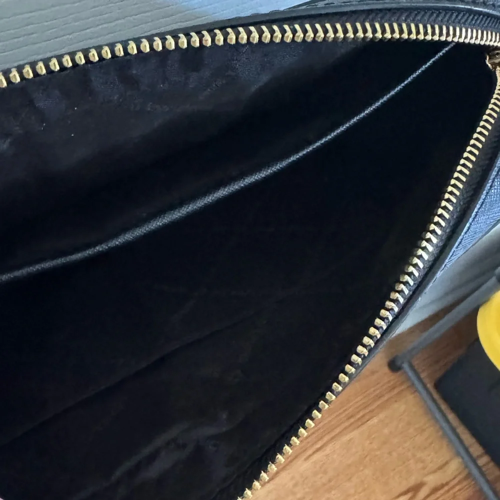 Michael Kors Black Shoulder Bag with Gold Chain - Picture 4 of 5